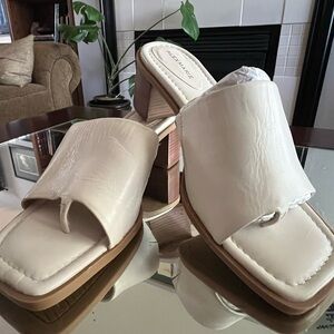 Alex Marie - Buttery leather ivory chunky thong heels - NWOB MSRP $120 Size 10W